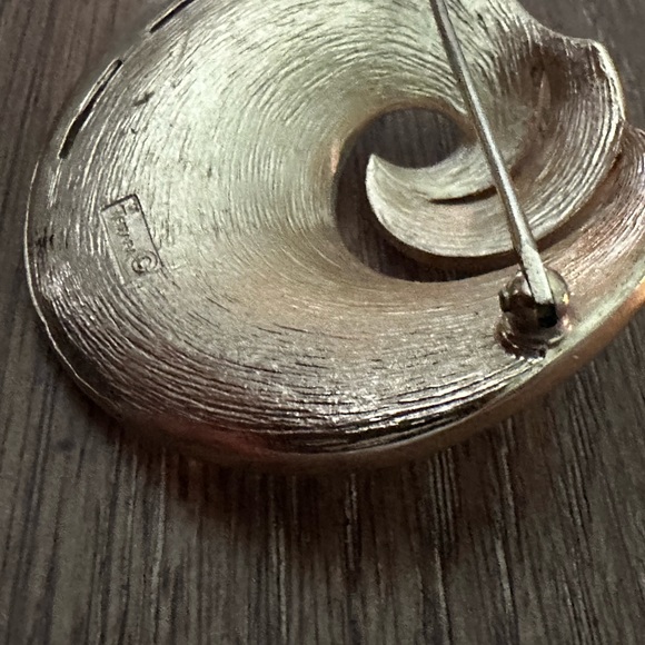 Vintage CROWN TRIFARI Brooch White Enamel Gold Tone Swirl Loop Mid Century - Picture 7 of 10